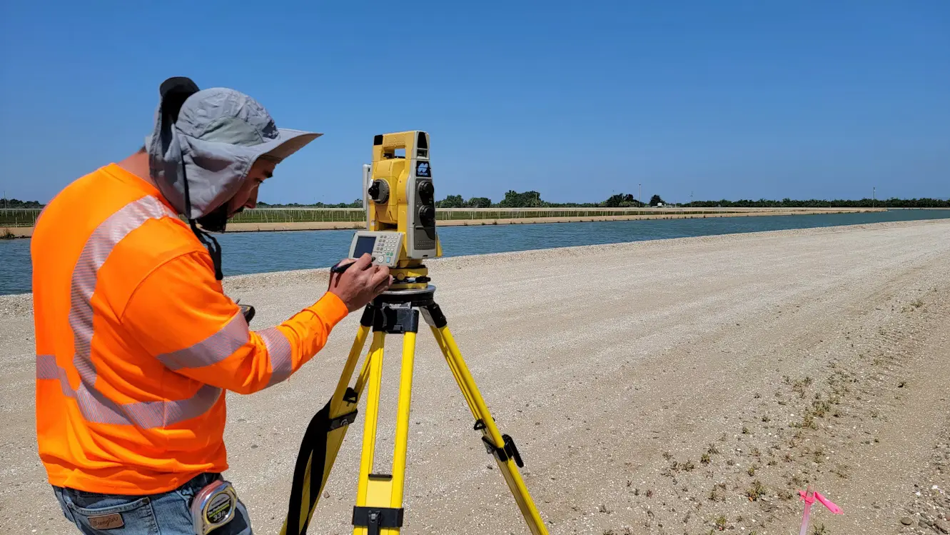 Asya Harita Mühendislik sahada total station ile arazi ölçümü